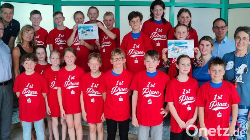 Bei der Siegerehrung des Grundschulwettbewerbs im Schwimmen freuen sich die erfolgreichen Buben und Mädchen über ihre Urkunden. Bild: R. Kreuzer