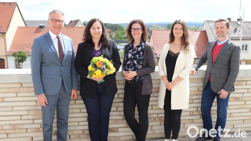 Bürgermeister Franz Stahl hieß Birgit Plößner gemeinsam mit der stellvertretenden Leiterin von Tourist-Info und MQ, Katrin Demleitner, Tourismusmanagerin Stefanie Süß sowie dem Leiter der Hauptverwaltung Markus Bergauer (von links) willkommen in Tirschenreuth. Bild: Stadt Tirschenreuth/exb