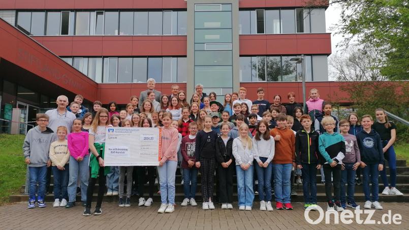 Die Schüler, die an der Sammelaktion teilgenommen haben, präsentierten stolz den symbolischen Spendenscheck über 2.854,50 Euro. Bild: Stiftland-Gymnasium/exb