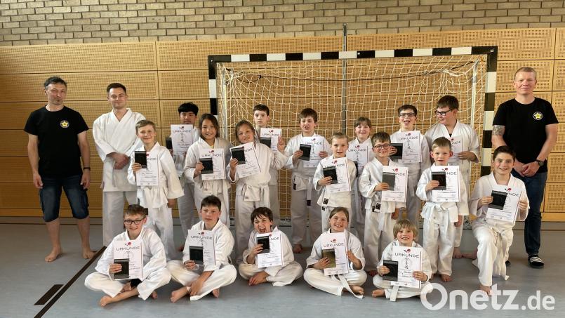 Die Teilnehmer der Gürtelprüfung im Karate-Dojo des Turnvereins Waldsassen mit den Prüfern Marco Pilsak (links) und Benjamin Fischer (rechts). Bild: Peter Schiml/exb