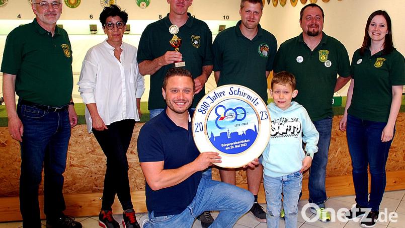 Bürgermeister Ernst Lenk übergibt die Scheibe an Nico Beer (vorne). Es gratulieren Sportleiterin Bettina Robl (rechts) und 1. Schützenmeister Josef Robl (links), mit weiteren Preisträgern. Bild: R. Kreuzer