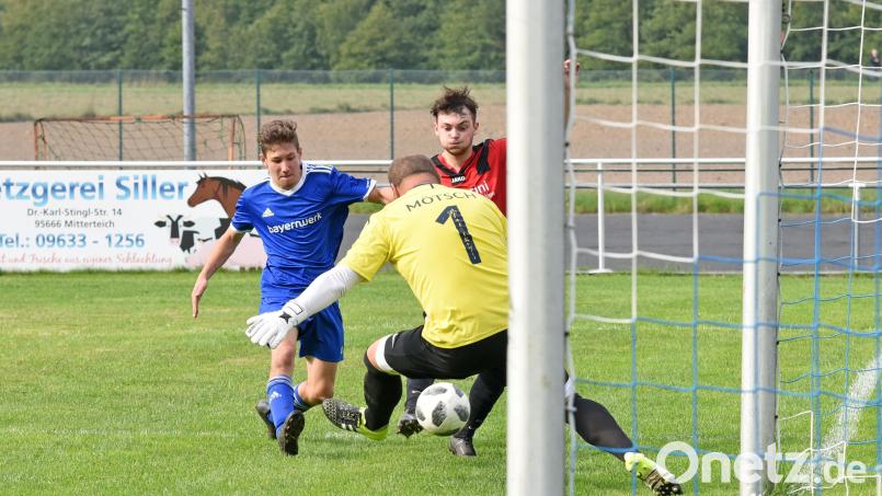 Für die SG Schönhaid I/Wiesau II (Szene aus einer Partie gegen den ATSV Tirschenreuth) und den FSV Tirschenreuth geht es im Fernduell darum, wer direkt aus der Kreisklasse Stiftland absteigt und wer in die Relegation geht. Archivbild: Gebert
