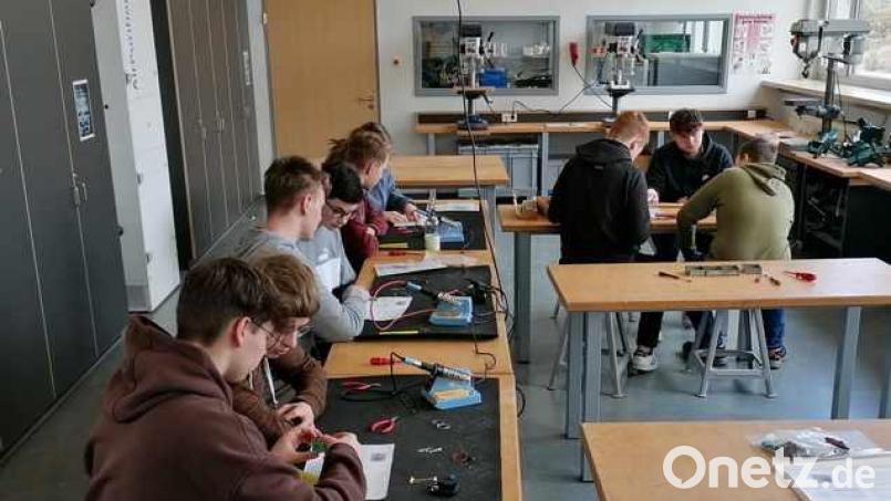 Jungs der Realschule im Stiftland in Waldsassen beim Workshop in der Fachoberschule Marktredwitz. Bild: Alice Achatz/exb