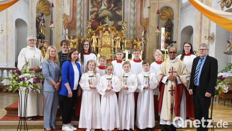 Die Kommunionkinder in der Pfarrkirche Bad Neualbenreuth, zusammen mit (von links) Gemeindereferentin Sabine Schiml, Rektorin Karin Gleißner, Lehrerin Alexandra Hecht, Klassenlehrerin Lisa Lehmann, Pfarrer George Parankimalil sowie Mesner und PGR-Sprecher Wolfgang Plonner. Bild: Geli&#039;s Fotostudio