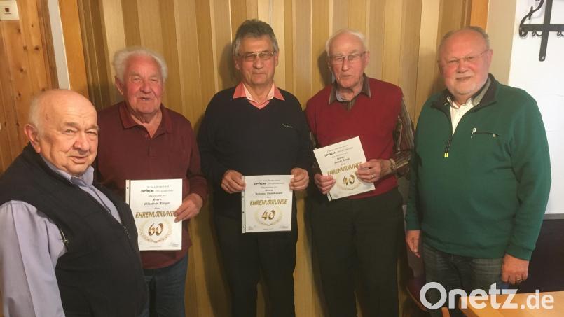 Der Postverband ehrte treue Mitglieder. Von links Georg Laber, Manfred Tröger, Johann Steinhauser, Josef Liegl, Georg Schmidt. Bild: Rudolf Schön/exb