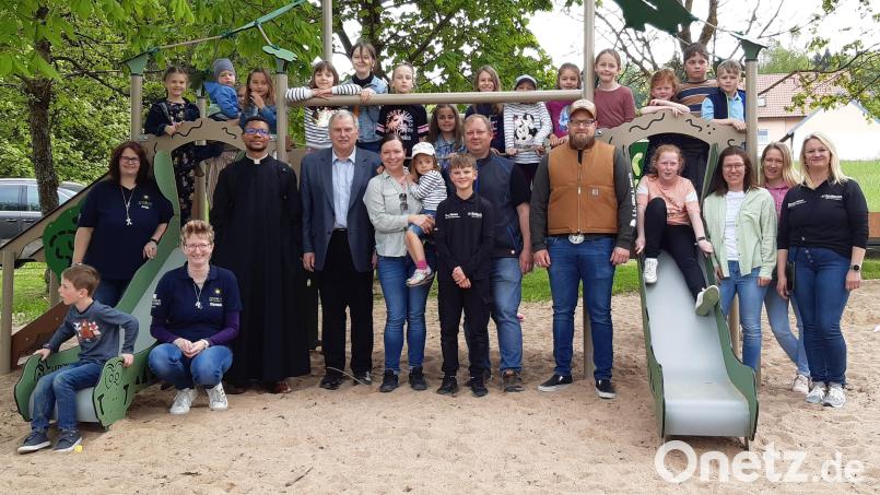 Zur Segnung des Spielplatzes hatten sich Kinder der Gruppe Ichtys, deren Betreuerinnen und Verantwortliche des Heimatvereins um Vorsitzenden Thomas Philbert (vorne, Sechster von rechts), Pfarrvikar Dr. Justin Kishimbe sowie Zweiter Bürgermeister Albert Sollfrank (vorne, Vierter und Fünfter von links) eingefunden. Bild: Albert Sollfrank/exb