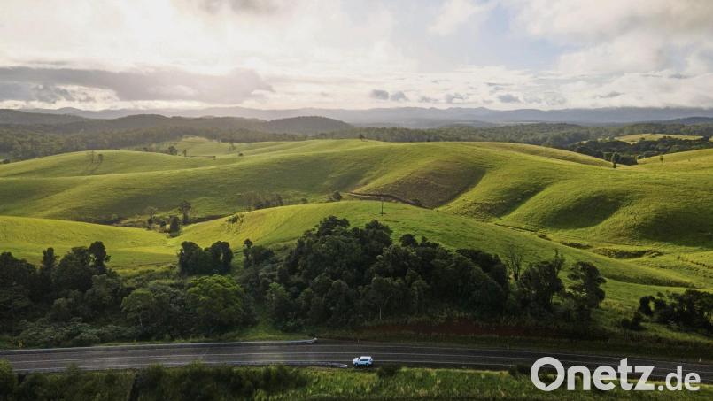 Sanfte Hügel und viel Grün: So präsentierten sich die Atherton Tablelands. Bild: Overland Travellers/-/Tourism Tropical North Queensland