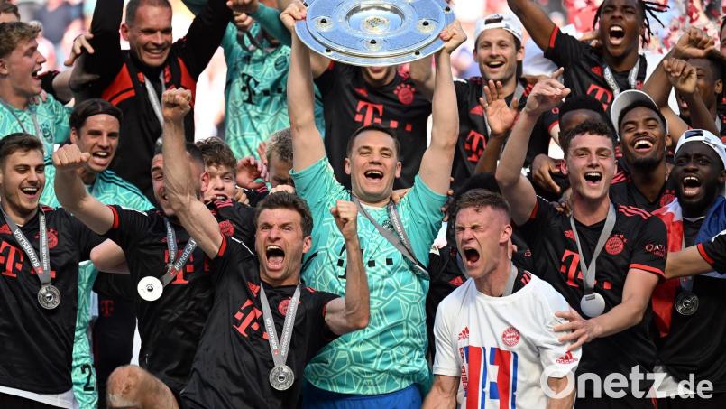 Die Bayern-Spieler feiern den Gewinn der 33. deutschen Meisterschaft. Bild: Federico Gambarini/dpa