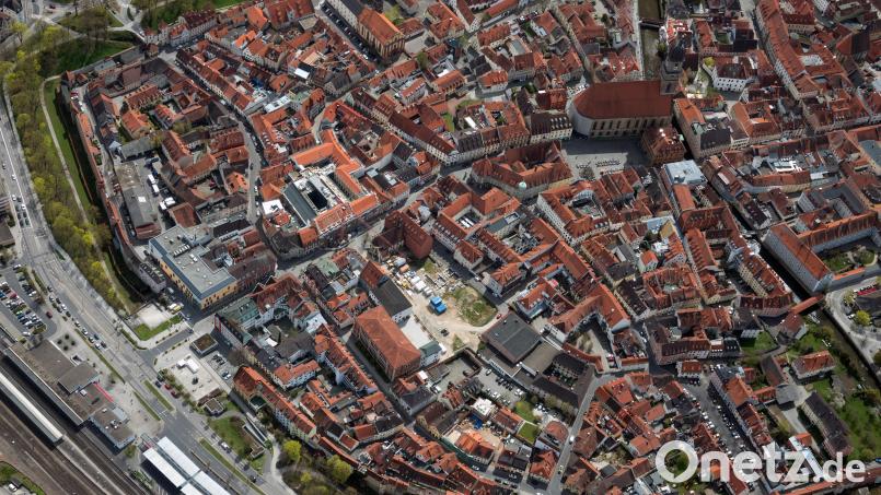 Die östliche Altstadt von Amberg. Wie eine offene Wunde klafft das Gelände des ehemaligen Bürgerspitals. Zehn Jahre ist der Abriss des Gebäudekomplexes her. Bild: Bernd Georgi