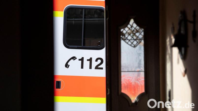 Ein Rettungswagen parkt vor der geöffneten Tür eines Wohnhauses. Bild: Boris Roessler/dpa/Symbolbild