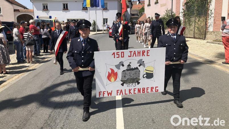 Höhepunkt der viertägigen Veranstaltung war der große Festumzug mit mehr als 70 teilnehmenden Gruppen, darunter 4 Blaskapellen und der Spielmannszug aus Erbendorf. Bild: Werner Robl