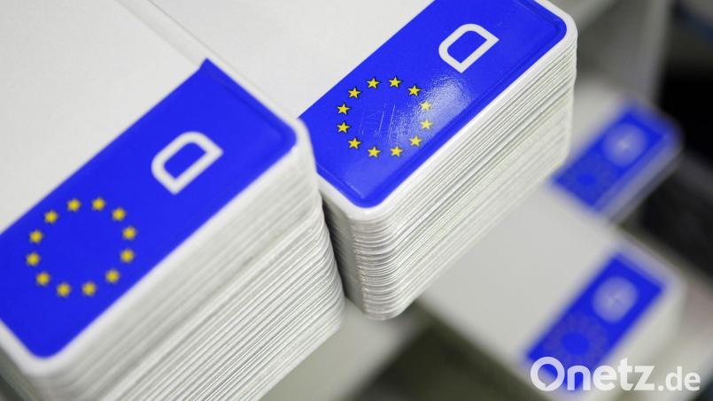 Wer in Amberg ein neues Autokennzeichen benötigt oder ein Fahrzeug zulassen möchte, braucht einen Termin. Symbolbild: David-Wolfgang Ebener/dpa