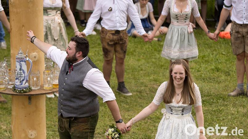 Die Gebenbacher Kirwapaare tanzen den Baum aus, in der Mitte das Oberkirwapaar Tanja Rosensprung und Julian Bauer. Bild: Fabian Wittich/exb.