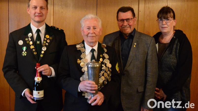 Die Schützengesellschaft Almenrausch kürt ihren Schützenmeister. Von links: Gerald Ermer, Erwin Rößler, Herbert Tischler und Schriftführerin Heidi Nordgauer. Bild: Kunz