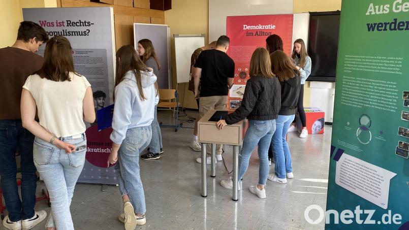 Schüler besuchen die Ausstellung an der Berufsschule. Bild: E. Haselbeck/exb