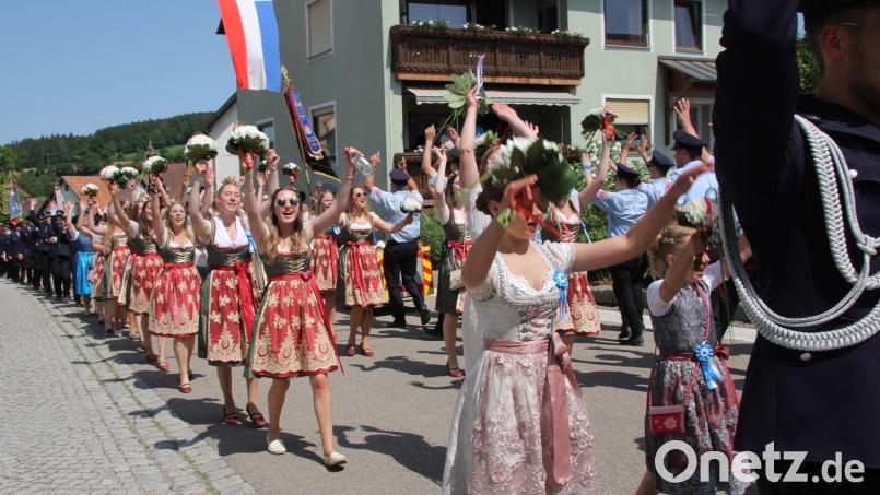 Immer wieder &quot;Die Hände zum Himmel&quot;, die Festmädchen des Patenvereins Dürnersdorf. Bild: frd