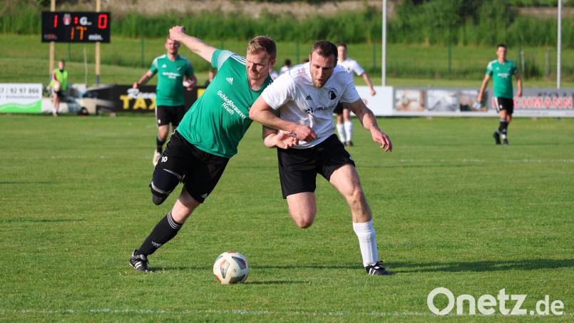 Gegen den TSV Reuth (links Jonas Zeitler) zogen der FC Edelsfeld und Tim Rupprecht (rechts) den Kürzeren. Bild: Dieter Jäschke