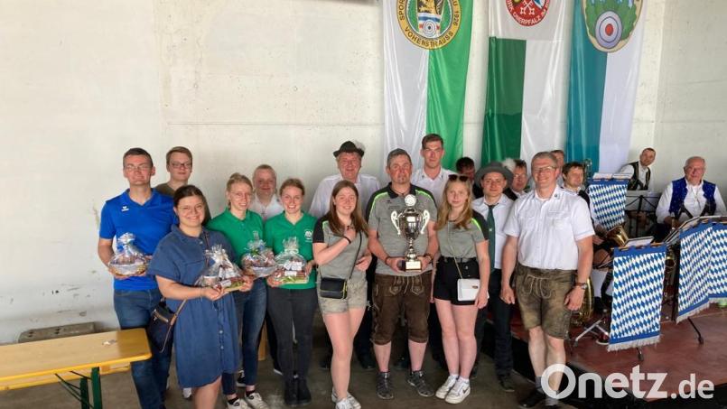 Der Wanderpokal ging an den Schützenverein &quot;St. Thomas&quot; in Oberlind, die Mitglieder sicherten sich beim diesjährigen Ostmarkpokalschießen mit 1975 Ringen den ersten Platz. Bild: rfi