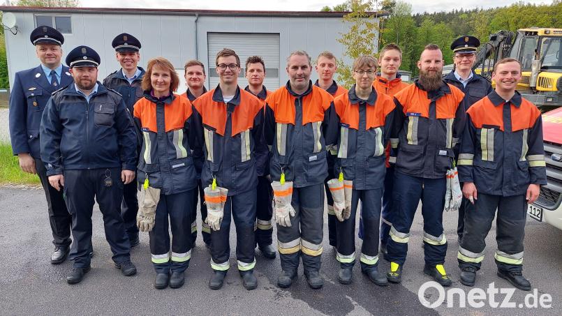 Eine Gruppe der Feuerwehr Lintach absolviert erfolgreich die Leistungsprüfung „Die Gruppe im Löscheinsatz“. Gratulanten sind (von links): Kommandant Benjamin Weiß, Fach-Kreisbrandmeister Alexander Zeitler und Kreisbrandmeister Dominik Ernst sowie Kreisbrandinspektor Armin Daubenmerkl (hinten rechts). Bild: Michael Weiß/FF Lintach