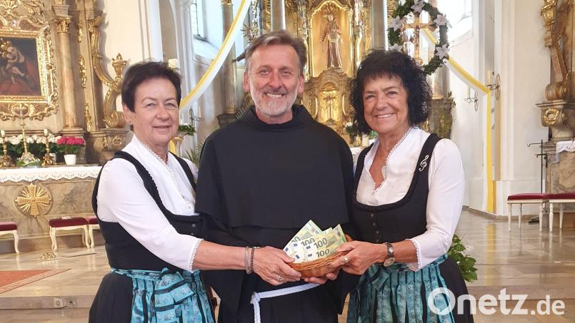 Spendenübergabe der Zupfer-Moidl an Guardian Pater Stanislaus. Bild: mas