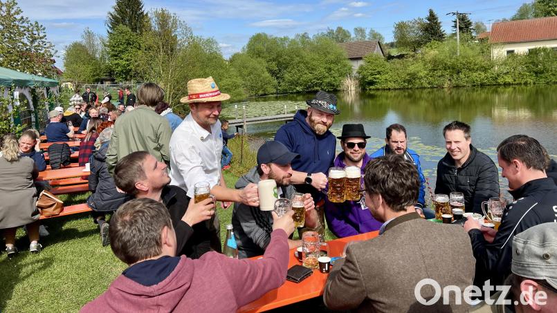 Die DJK-Vorsitzenden Mario Bäumler und Bernhard Kick (stehend) waren mehr als zufrieden mit dem Besuch des Fests am Dorfweiher. Bild: Eichl
