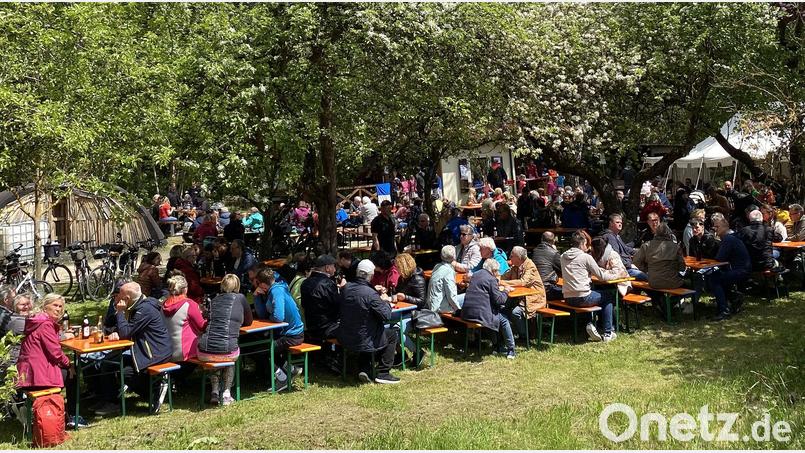 Auf dem Ebermannsdorfer Köhlerplatz lassen sich die Besucher nieder und genießen den Köhlerbraten. Bild: bö