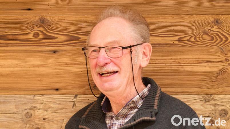 Jürgen Speigl ist ein Experte für Taubenzucht und zugleich Rassetaubenpreisrichter. Bild: Michael Kernl/exb