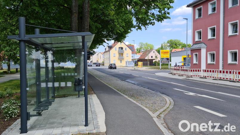 Die Bahnhofstraße soll verengt werden, die Bushaltespur verschwinden. Nicht alle Besucher der Bürgerversammlung waren begeistert. Bild: sne