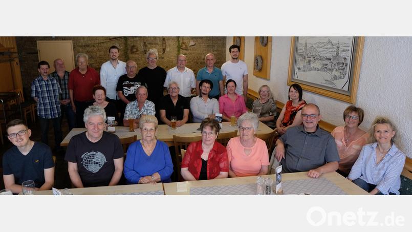 Ein Stelldichein beim Rössl-Wirt gaben sich viele Gratulanten, um Alt-Wirtin Gisela Schaller (sitzend, Vierte von links ) zu ihrem 80.Wiegenfest die Glückwünsche überbringen zu können. Bild: le