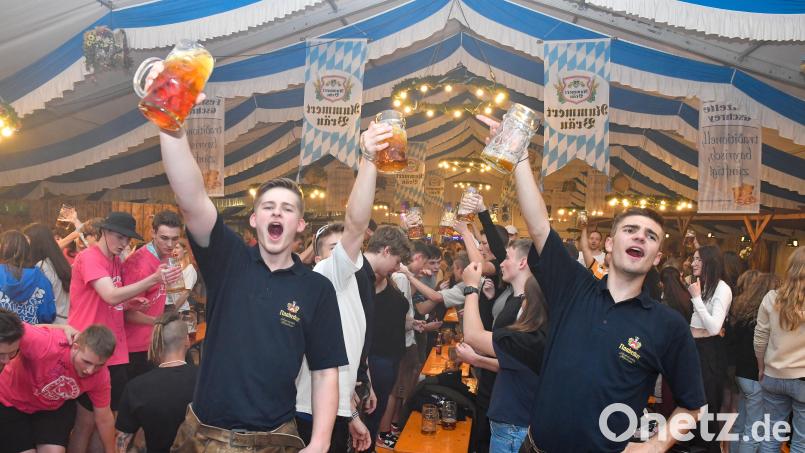 Stimmung im Festzelt: Die Amberger und ihre Gäste genießen die Pfingstdult 2023 in vollen Zügen und mit (teils) vollen Krügen. Bild: Petra Hartl