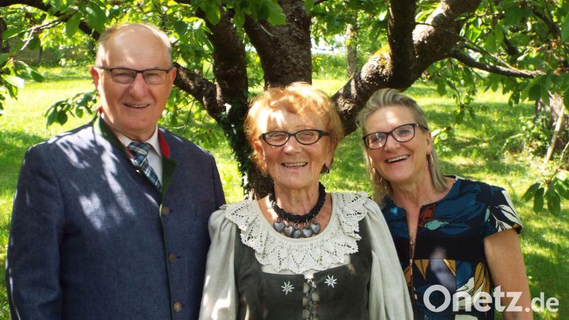 Margaretha Frey (Mitte) aus Haselmühl feiert 85. Geburtstag. Bürgermeister Hubert Blödt und Tochter Renate sind unter den Gratulanten. Bild: e