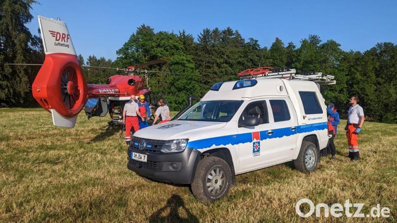 Ein Mann verletzt sich bei Waldarbeiten nahe Hohenkemnath. Die Bergwacht bringt den 53-Jährigen aus dem unwegsamen Gelände, ein Rettungshubschrauber fliegt ihn in ein Krankenhaus. Bild: Bergwacht Amberg/exb