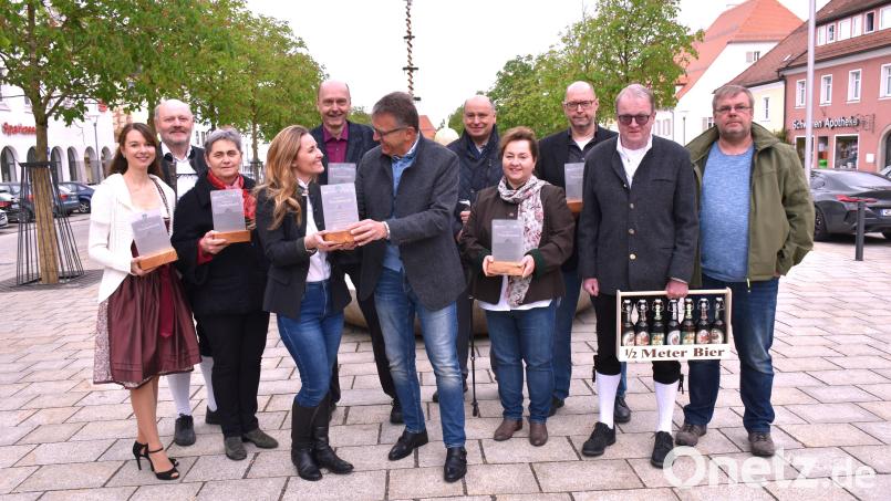 Janka Hannemann-Mathes überreichte im Beisein vieler Mitwirkender am Projekt „Ein Lied für Tirschenreuth“ an Bürgermeister Franz Stahl eine Erinnerungstafel. Im Bild: (von links) Christina Trenner, Karl Schwägerl, Doris Mehler, Janka Hannemann-Mathes, Gerhard Schmutzer, Bürgermeister Franz Stahl, Johannes Möstl, Cornelia Stahl, Ulli Schmutzer, Stefan Reber und Peter Zettlmann. Bild: ubb
