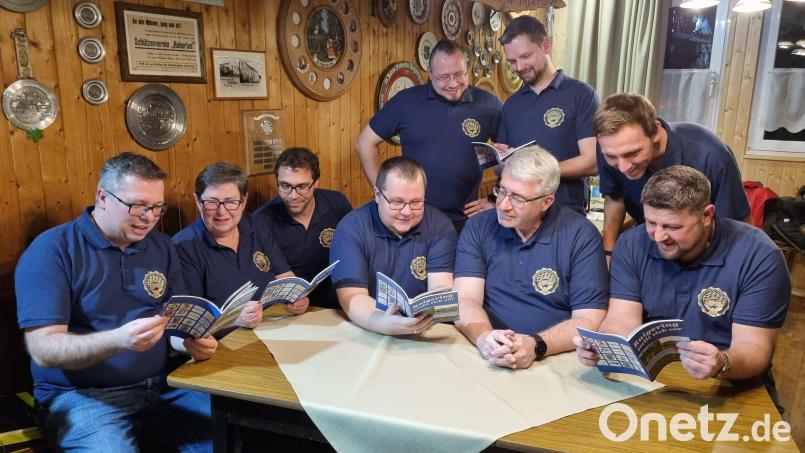 Die Vorstands- und Ausschussmitglieder des Vereins D&#039;Racheringer Panduren blättern in der Broschüre „Raigering stellt sich vor“. Sitzend von links: Stefan Kammermeier, Gabi Pongratz-Paul, Jürgen Baldauf, Stefan Gilch, Thomas Graml, Daniel Müller. Stehend von links: Sebastian Biehler, Stefan Meier, Stefan Nübler. Bild: gth