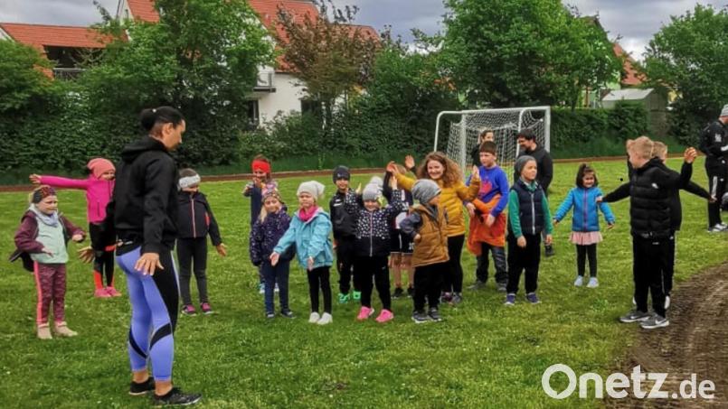 Die Kinder wärmen sich mit Turnjugendtrainerin Margit Mösbauer für den Lauf auf. Bild: Schimmer/exb