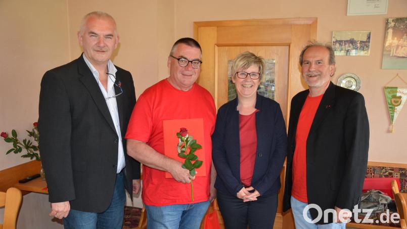 Seit 35 Jahren Mitglied im SPD-Ortsverein Pechbrunn-Groschlattengrün ist Andreas Forschepiepe (Zweiter von links). Es gratulierten seine Frau und Ortsvorsitzende Isgard Forschepiepe sowie Kreisvorsitzender Uli Roth (links) und Landtagskandidat Karl Georg Haubelt. Bild: jr