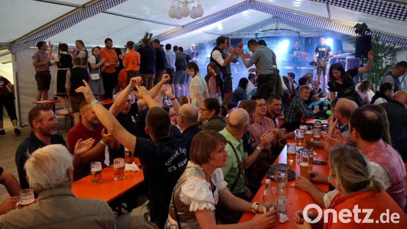 Die Bänke im Bierzelt waren am Samstagabend nicht nur zum Sitzen da. Bild: bkr