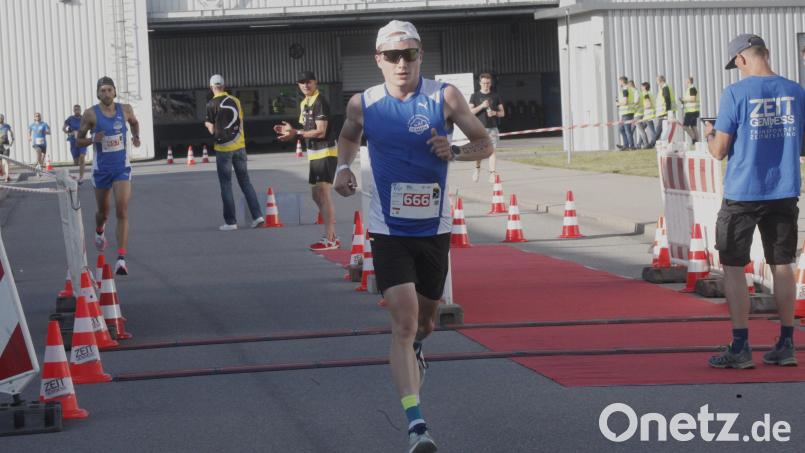 Der 24-jährige Triathlet Adrian Manz (vorne) gewann souverän den 5. Firmen- und Familienlauf im Innovationspark Wackersdorf. Bild: Hirsch