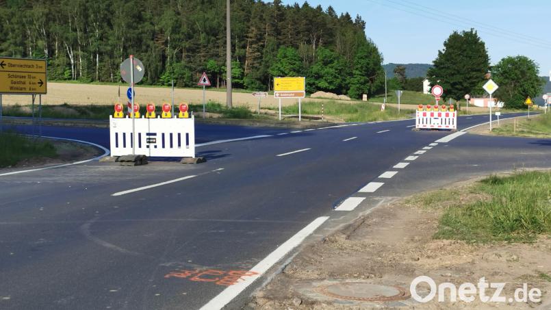 Ein Korridor, der viele Umleitungs-Kilometer einspart: Die Staatsstraße 2159 kann aktuell trotz Vollsperrung zwischen Oberviechtach und Gaisthal an der Linder Kreuzung überquert werden. Bild: Portner