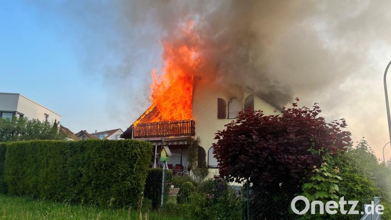 Durch das Befüllen eines Ethanol-Ofens hat eine 48-Jährige einen Brand ausgelöst. Sie und ihr Vermieter sprangen vom Balkon um sich vor den Flammen zu retten. Bild: Feuerwehr Weiden