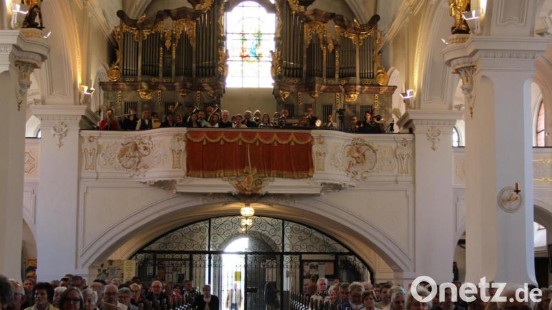 Die Uraufführung der &quot;Alter-Herrgott-Messe&quot; des Projekt-Orchesters des Vereins &quot;Abenteuer Kultur&quot; in Zusammenarbeit mit dem Tirschenreuther Komponisten Klaus Rustler. Bild: heb
