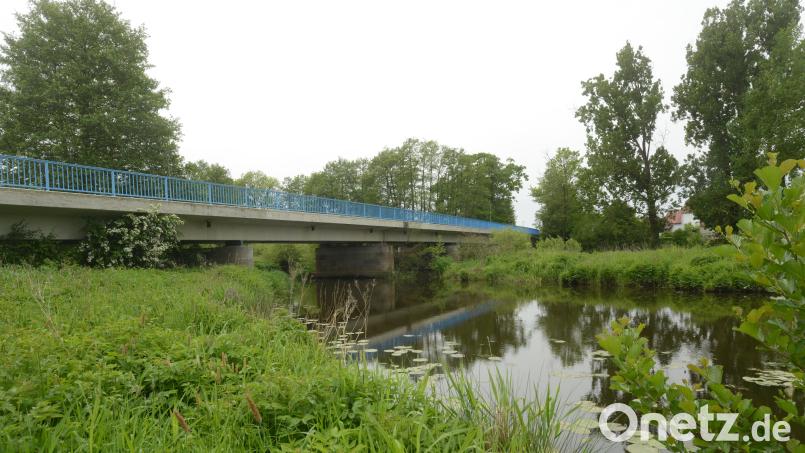 Die Brücke über die Haidenaab muss durch einen Neubau ersetzt werden. In der Gemeinderatssitzung wurde ein Zeitplan für die Umsetzung der Großbaumaßnahme vorgestellt. Bild: bey