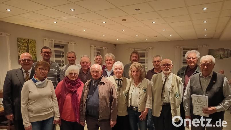 Der OWV Bad Neualbenreuth zeichnete treue Mitglieder aus. Links Bürgermeister Klaus Meyer zusammen mit den Geehrten (vordere Reihe, von links) Lucia Stoll, Anita Köstler, Werner Altnöder, Elfriede Hannawald-Fastner, Eva Ristl, Rudi Hannawald und Konrad Schwartling sowie (hinten, von links) Wilhelm Müller, Karl Schöner, Josef Rosner, Richard Jechura, Otto Mayer, Emil Ristl, Lorenz Helm und Ottomar Höfer. Bild: Wolfgang Plonner/exb