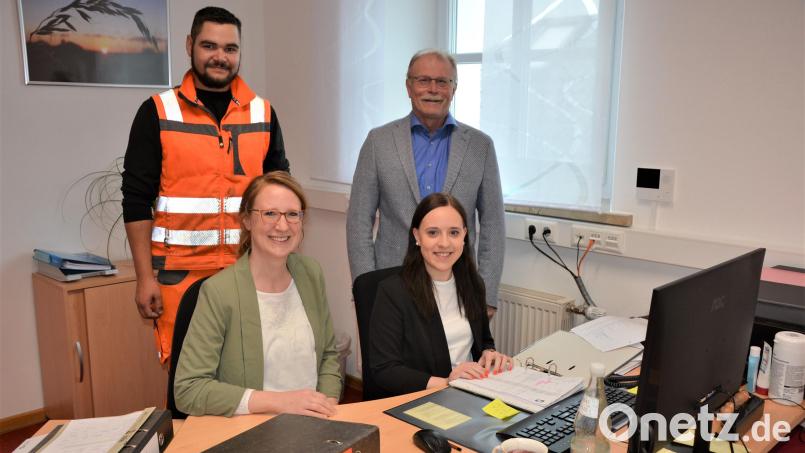 Neue Beschäftigte stellte die Marktgemeinde Konnersreuth vor. Im Bild (von links) die Verwaltungskräfte Caroline Hübner und Johanna Lenk sowie der künftige Wasserwart Achim Franzke (links) mit Bürgermeister Max Bindl. Bild: jr