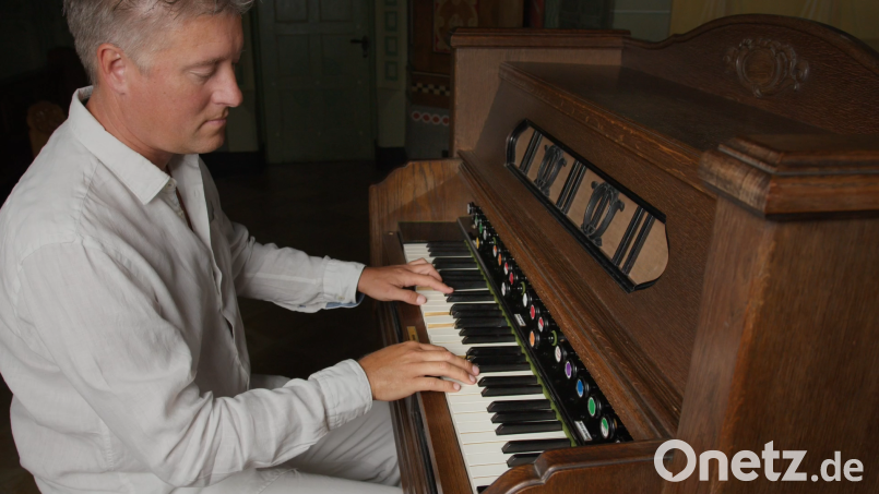 Lars David Kellner spielt neben Klavier und Orgel auch das Harmonium. Seine musikalischen Vorbilder sind Franz Liszt und Max Reger. Bild: Carl Schuurbiers