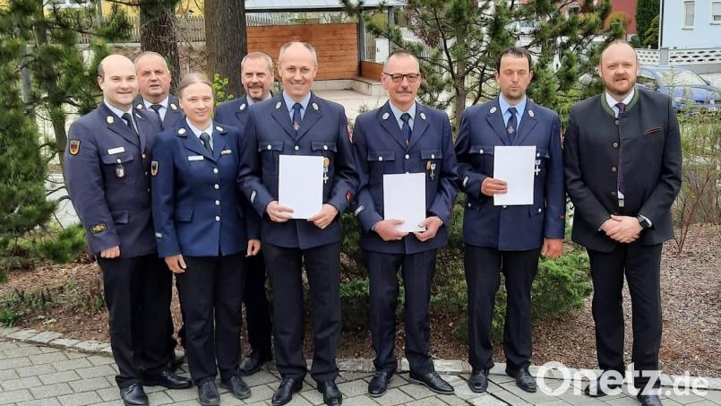 Martin Knorr, Martin Krug und Michael Krug (mit Urkunde) freuen sich über die Auszeichnung des Freistaates Bayern für ihren langjährigen, aktiven Dienst bei der Feuerwehr Bechtsrieth. Bild: fz