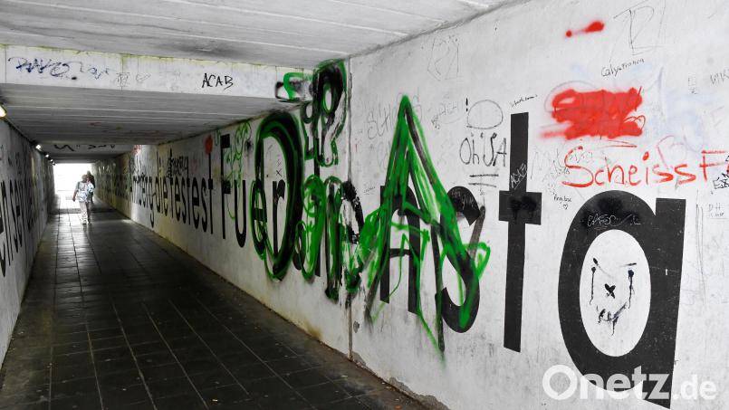 Graffiti, Müll, übler Geruch: Die Fußgängerunterführung unter den Gleisen hindurch zur Ruoffstraße ist für die Menschen, die sie benutzen müssen, ein Graus. Bild: Petra Hartl
