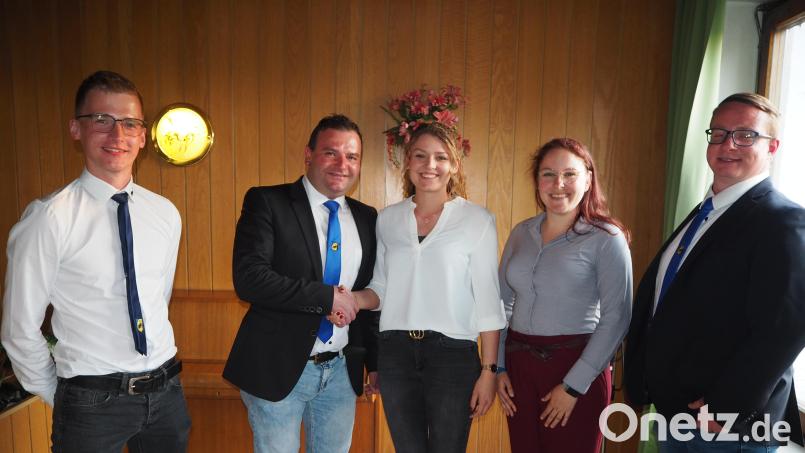 Der Vorsitzende des Neustädter Faschingsvereins, Jürgen Trescher, gratuliert Elena Fukerider zu ihrer Berufung als Zweite Präsidentin des Faschingsvereins.
Den Glückwünschen schlossen sich Julian Kuttner, Lisa Schedl und Kevin Hammer (von links) an. Bild: krb