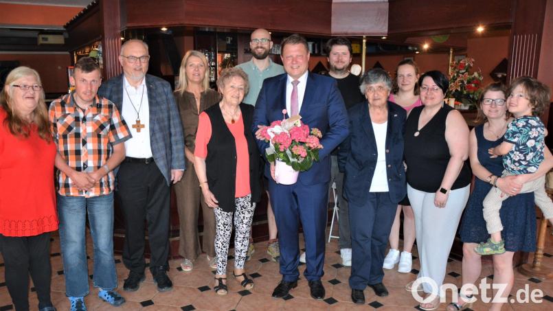 Viele Glückwünsche zum 85. Geburtstag erhielt Helga Haberkorn (Fünfte von links). Neben der Familie und weiteren Verwandten gratulierten auch Pfarrer Anton Witt (Dritter von links) und Bürgermeister Stefan Grillmeier (Mitte). Bild: jr
