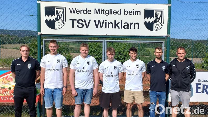 Einige der Neuen beim TSV Winklarn: (von links) Trainer Andreas Walbrun, Luca Baumgärtner, Mathias Böhm, Nico Hammerschmidt, Jonas Schnabl (alle Neuzugänge), Christian Käsbauer, Matthias Niebauer (beide Abteilungsleitung). Nicht auf dem Bild sind die Neuzugänge Thomas Schwendner und Korbinian Koch. Bild: mnt